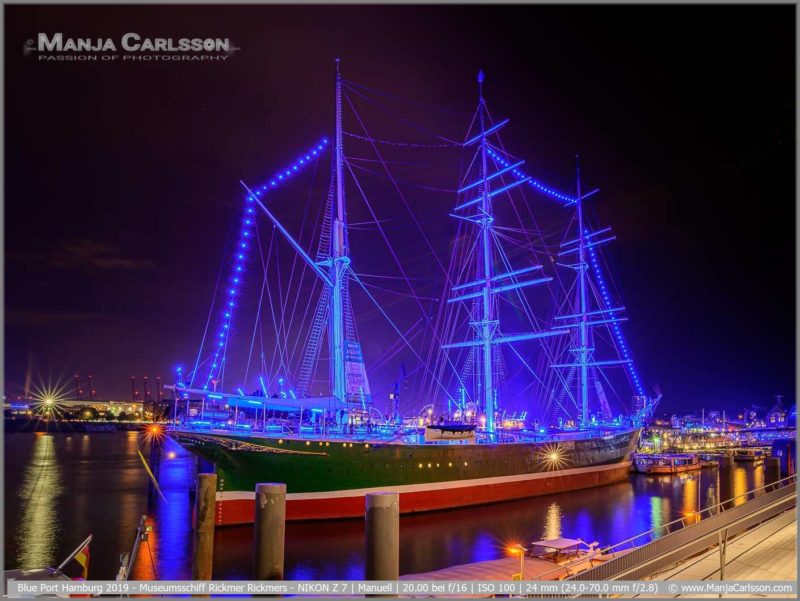 Blue Port Hamburg 2019 - Die Rickmer Rickmers ist ein Museumsschiff. Das alte Segelschiff ist mit einer blauen Lichterkette von Bug bis Heck über die Masten gespannt.