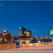 Elphi zwischen La Grande Fleur qui marche (Fernand Léger - franz. Künstler) und Skulptur zur blauen Stunde - Musical Boulevard Hamburg