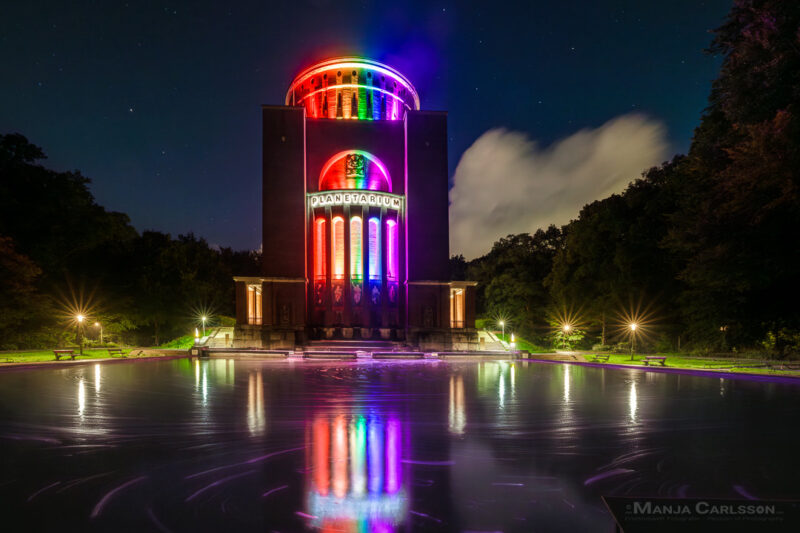 Planetarium in Hamburg in Regenbogenfarben Beleuchtung zur Pride Week 2025